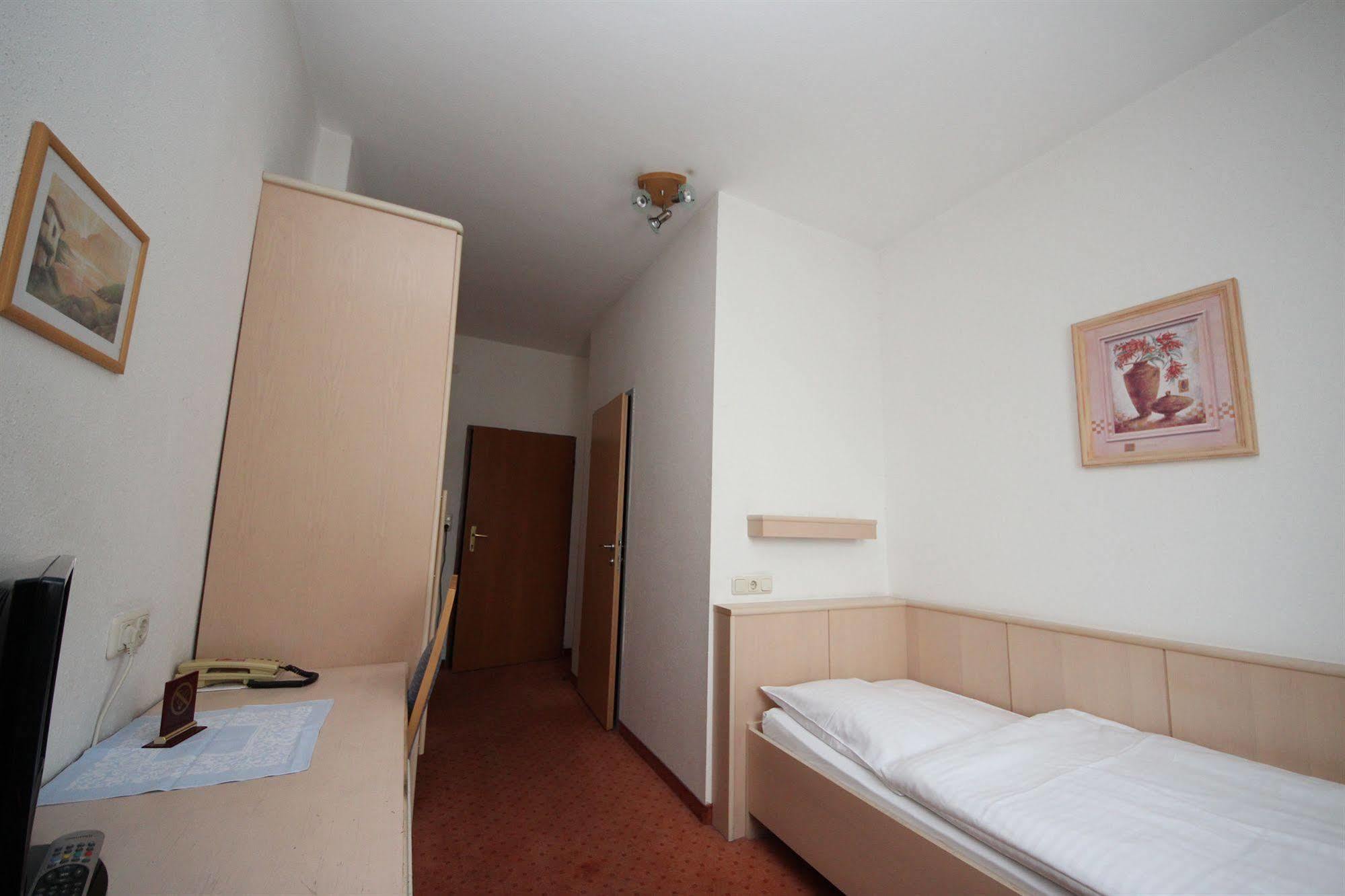 Hotel Kleinmuenchen Linz Bagian luar foto